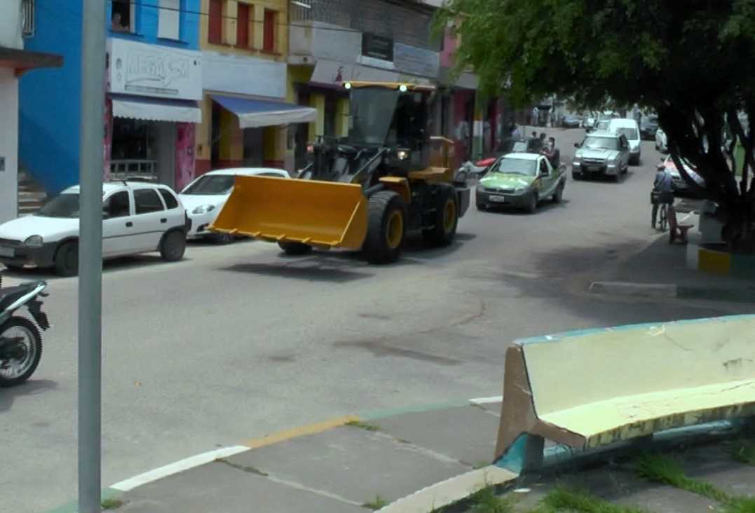 Camacã: Prefeito vai a Salvador, traz uma pá carregadeira e uma Ford Ranger para a Secretaria de Agricultura